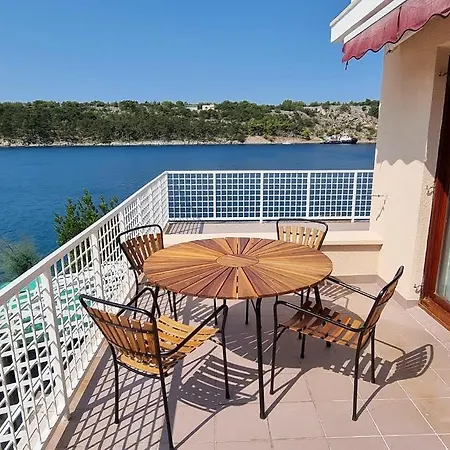 Riva * Omišalj